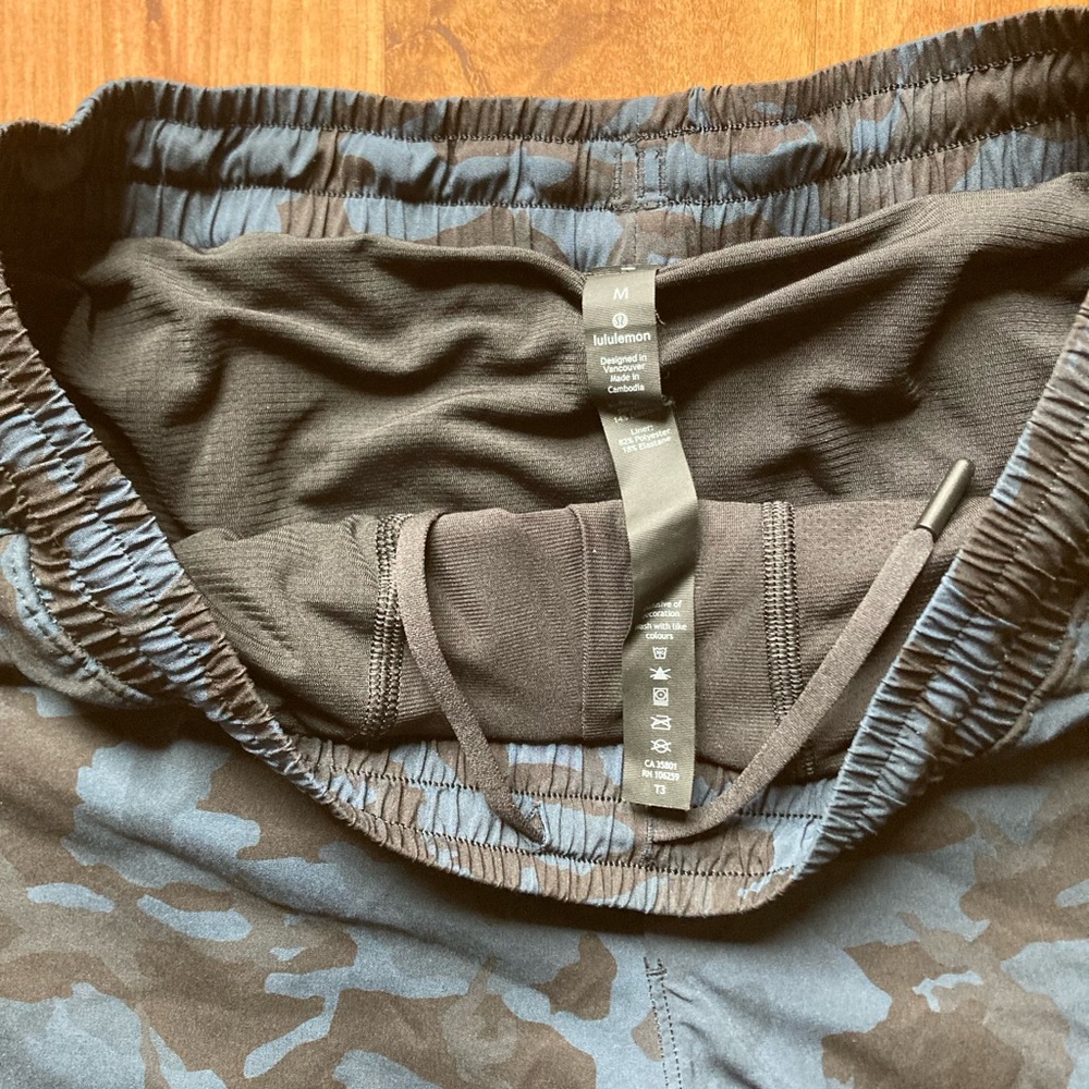 Lululemon Blue Camo Mens Medium T.H.E Shorts 9” Inseam Linerless Performance - Picture 3 of 10
